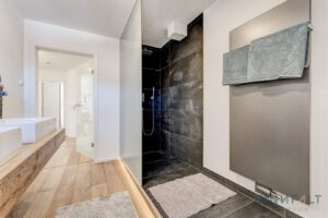 Bad mit indirekter Beleuchtung