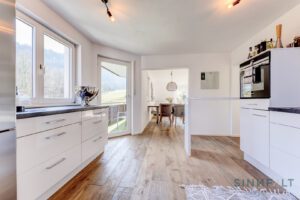 Küche mit Ausgang auf den Balkon