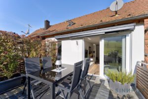 Moderne Terrasse mit großer Markise