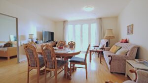 Wohnbereich mit Blick zur Balkontür