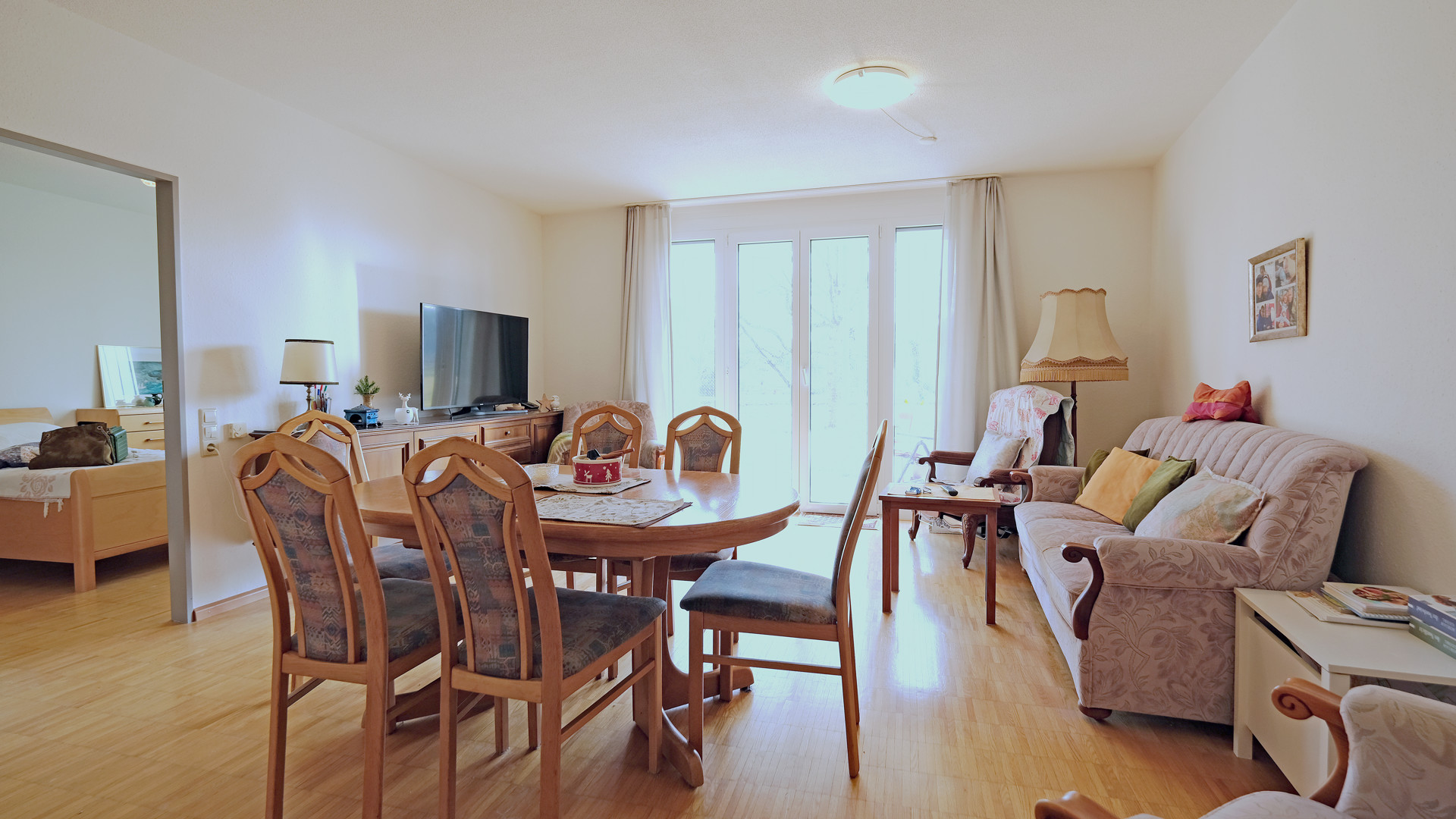 Wohnbereich mit Blick zur Balkontür