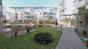 Innenhof mit Ruhebänken