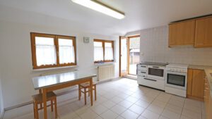 Küche mit Ausgang zur Terrasse im 1. OG