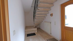 Eingangsbereich und Treppenaufgang