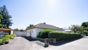 Einfahrt und Garage
