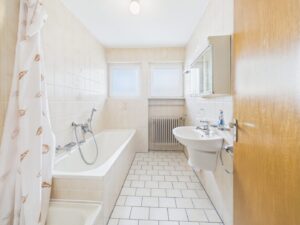 Bad mit Dusche und Wanne