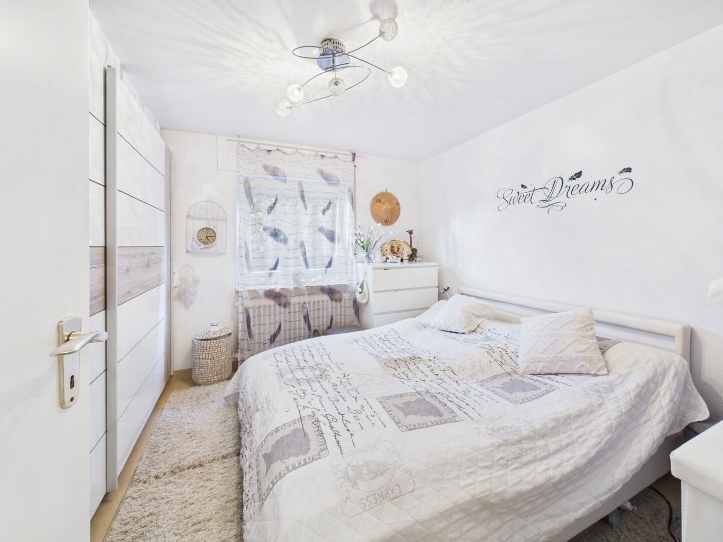 Großzügiges Schlafzimmer