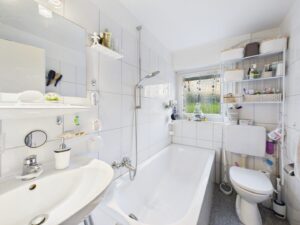 Tageslichtbad mit Badewanne