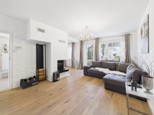 Großer Wohnbereich mit Balkon