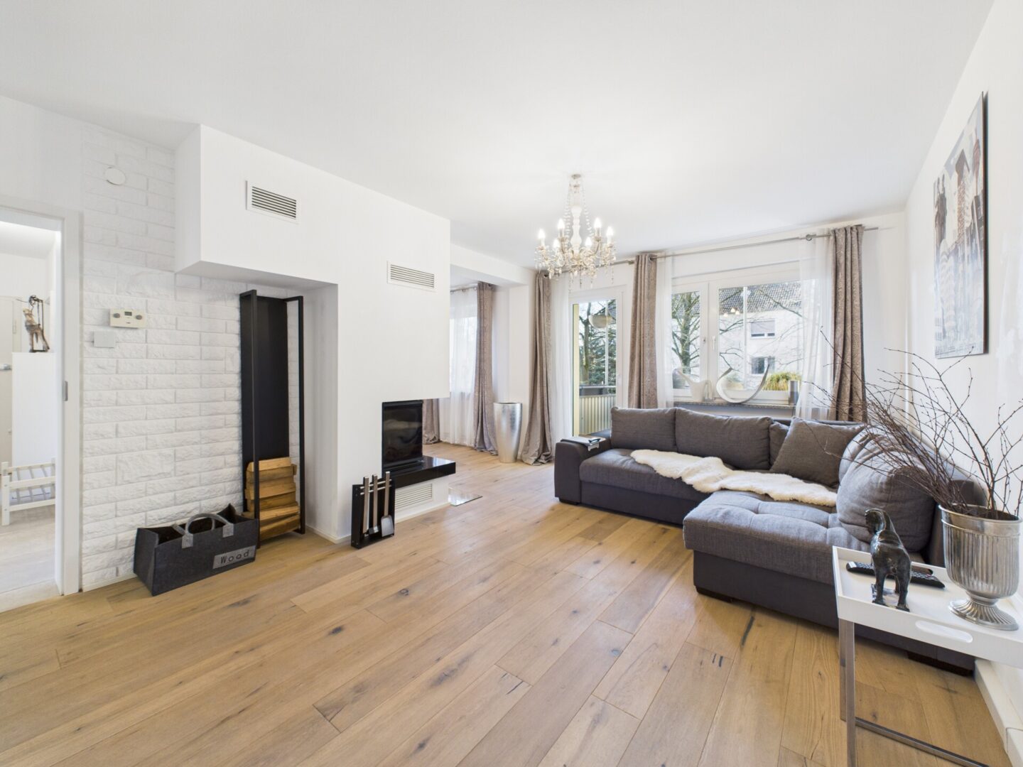 Großer Wohnbereich mit Balkon