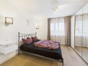 Großes helles Schlafzimmer