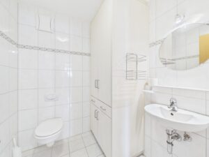 Geräumiges Gäste-WC mit Einbauschrank