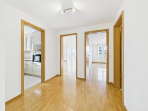 Blick von der Diele zur Küche, dem Wohn- und  einem weiteren Zimmer