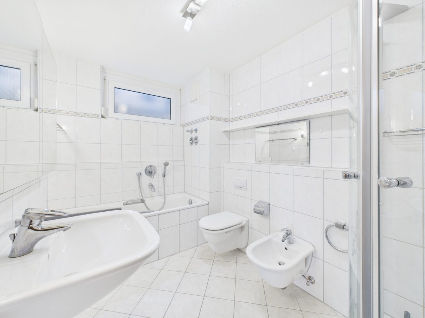 Tageslicht-Bad mit WC, Bidet, Badewanne und Dusche