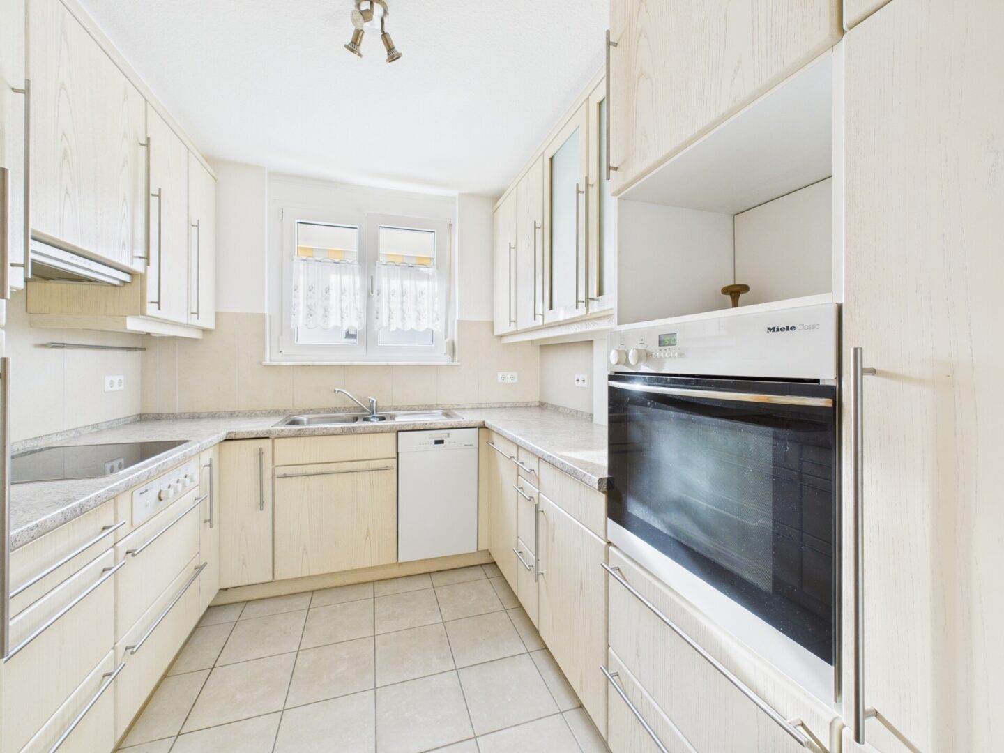 Moderne Küche mit Geräten