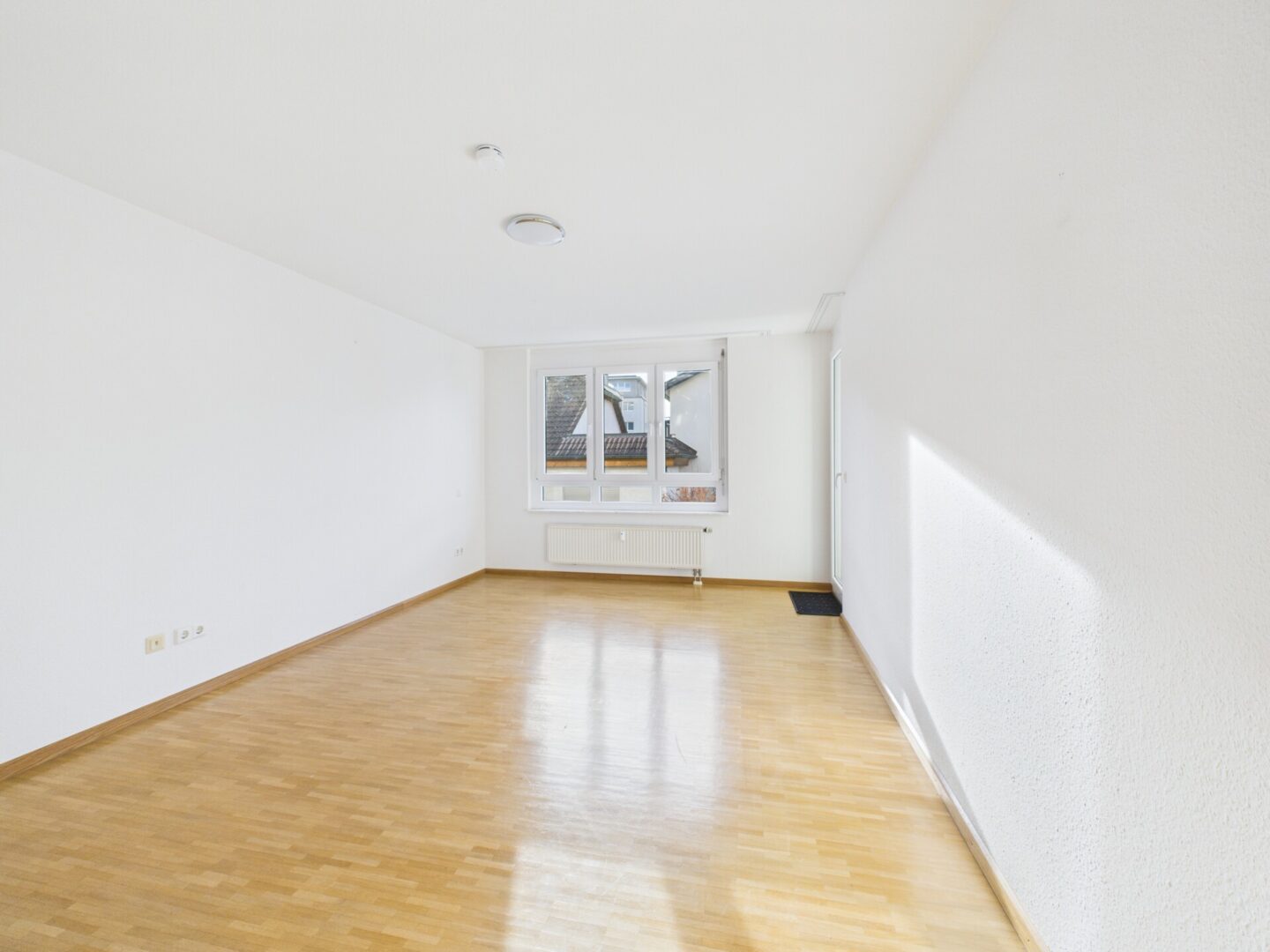 Großes Zimmer mit Zugang zur Terrasse