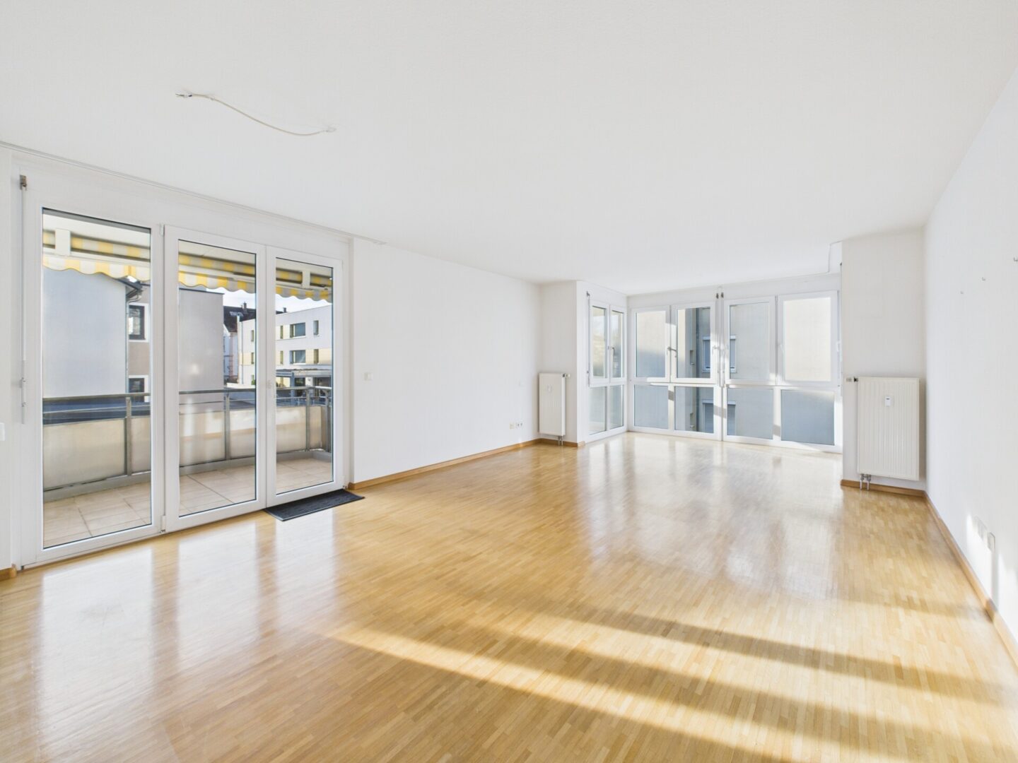 Wohn-/Esszimmer mit dem sonnigen Erker und Zugang zur Terrasse