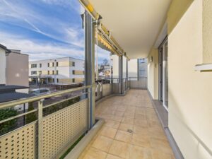 Großer Süd-Balkon mit 3 Markisen