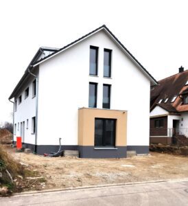 Blick Straßenseite Haus 1 mit Stellplätzen