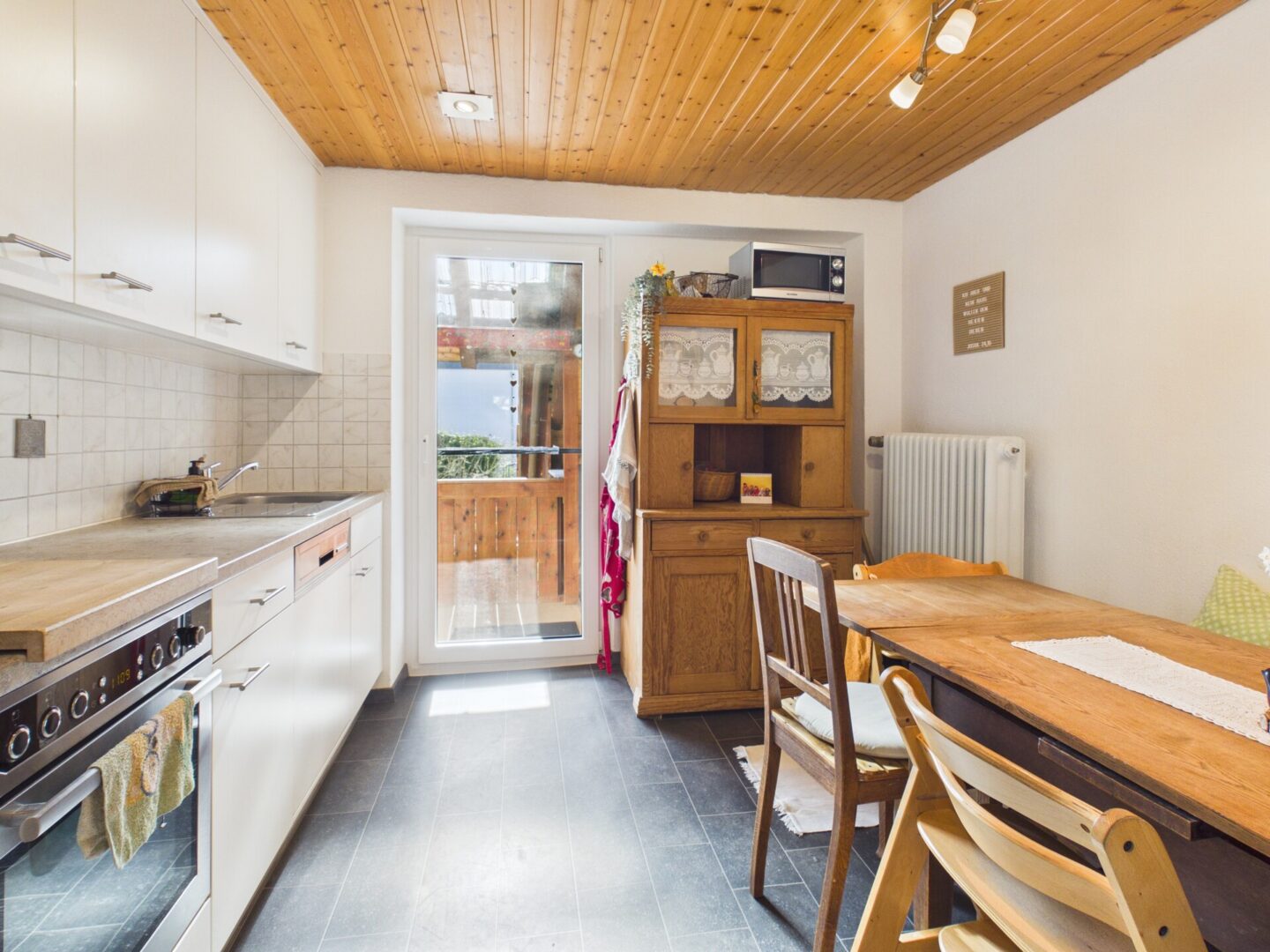 Küche mit Zugang zum Laubengang und zum Balkon