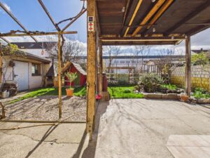 Überdachter Freisitz mit Garten