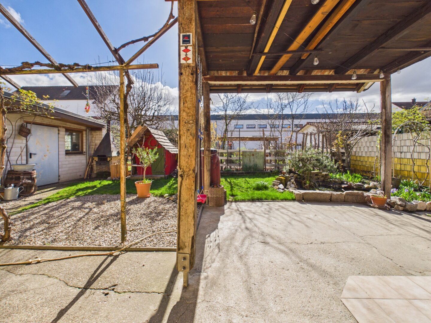 Überdachter Freisitz mit Garten