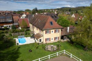 Garten mit Reitplatz