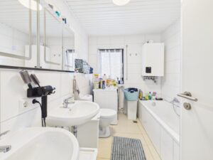 Tageslichtbad mit Badewanne und Dusche