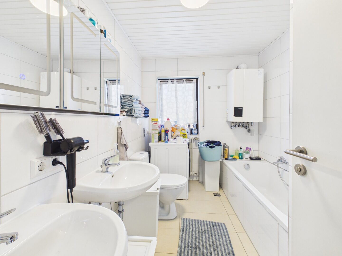 Tageslichtbad mit Badewanne und Dusche