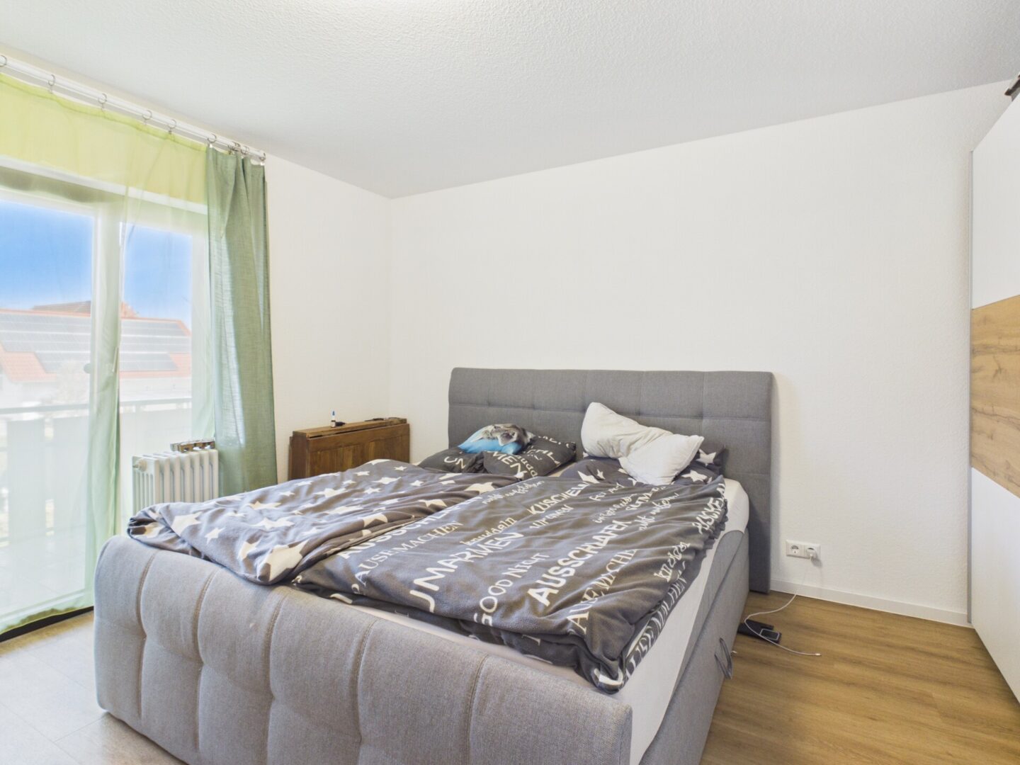 Schlafzimmer mit Balkontür