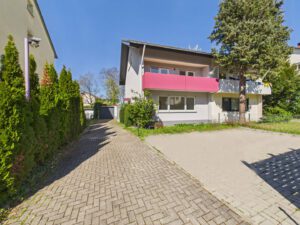 Hofeinfahrt und Parkplätze