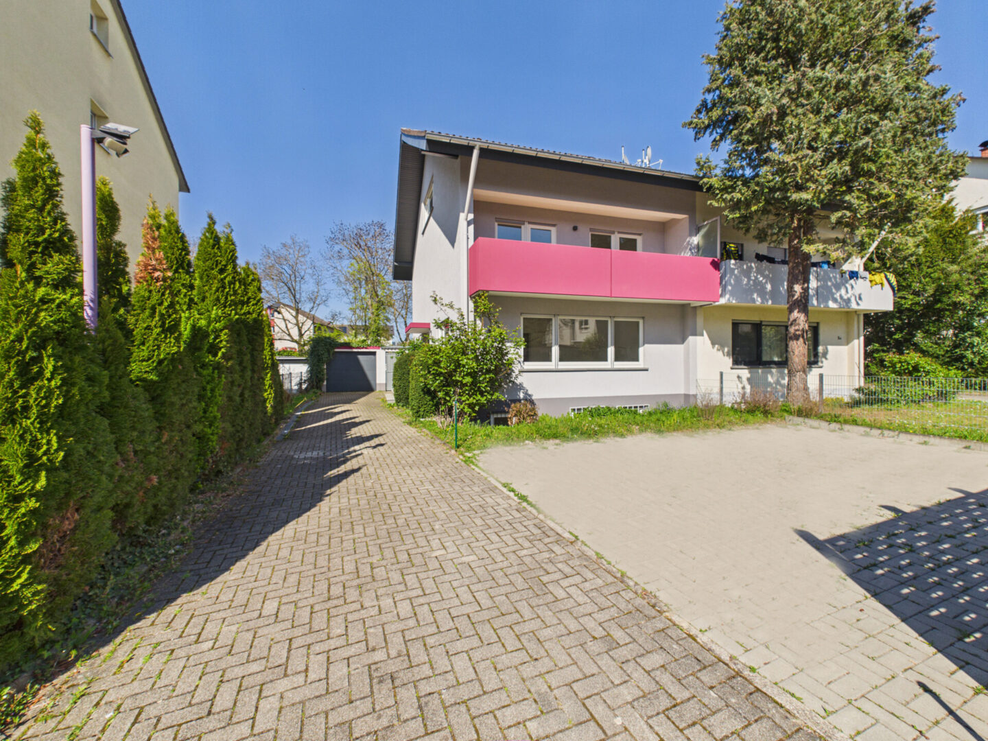 Hofeinfahrt und Parkplätze