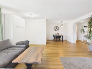 Blick vom Wohnzimmer zur offenen Essecke und dem Flur