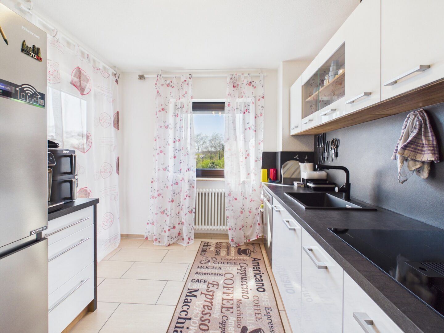 Moderne Küche mit Zugang zum Balkon