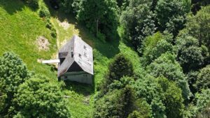 Idyllische Lage auf einer Waldlichtung