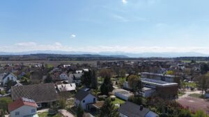 Das Mehrfamilienhaus liegt in einer ruhigen Wohngegend