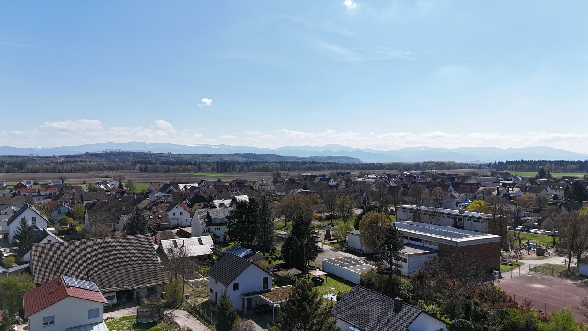 Das Mehrfamilienhaus liegt in einer ruhigen Wohngegend