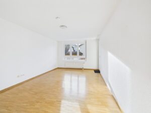 Großes Zimmer mit Zugang zum Balkon