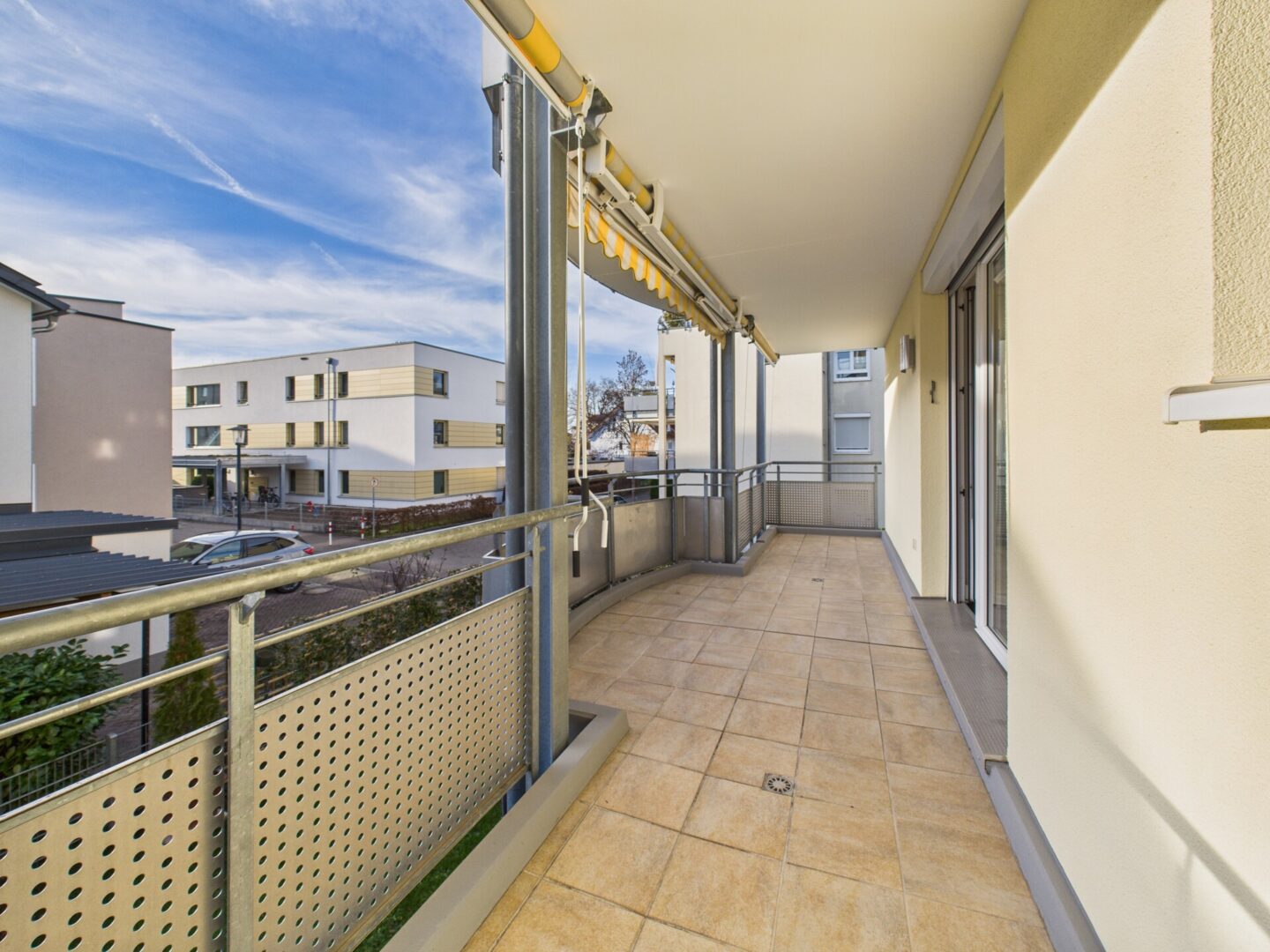 Großer Südwestbalkon mit 3 Markisen