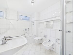 Tageslichtbad mit WC, Bidet, Badewanne und Dusche