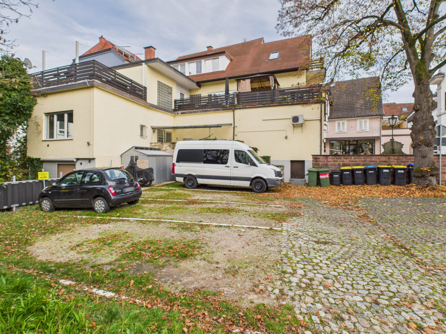 Hausrückseite und Parkplätze