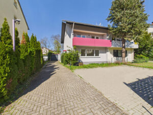 Hofeinfahrt und Parkplätze