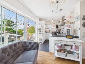 Blick in die Küche und zum Balkon