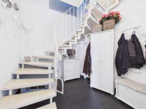 Eingangsbereich Hauptwohnung mit Treppe zum Obergeschoss