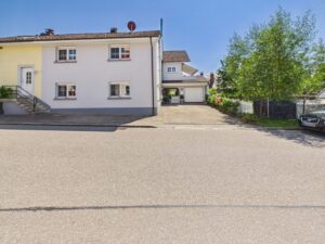 Doppelhaushälfte mit Hof und Garage