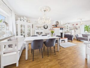 Großzügiges Wohnzimmer mit Kachelofen