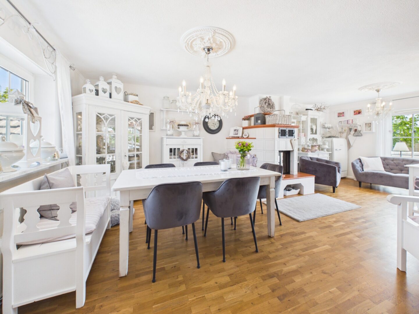 Großzügiges Wohnzimmer mit Kachelofen