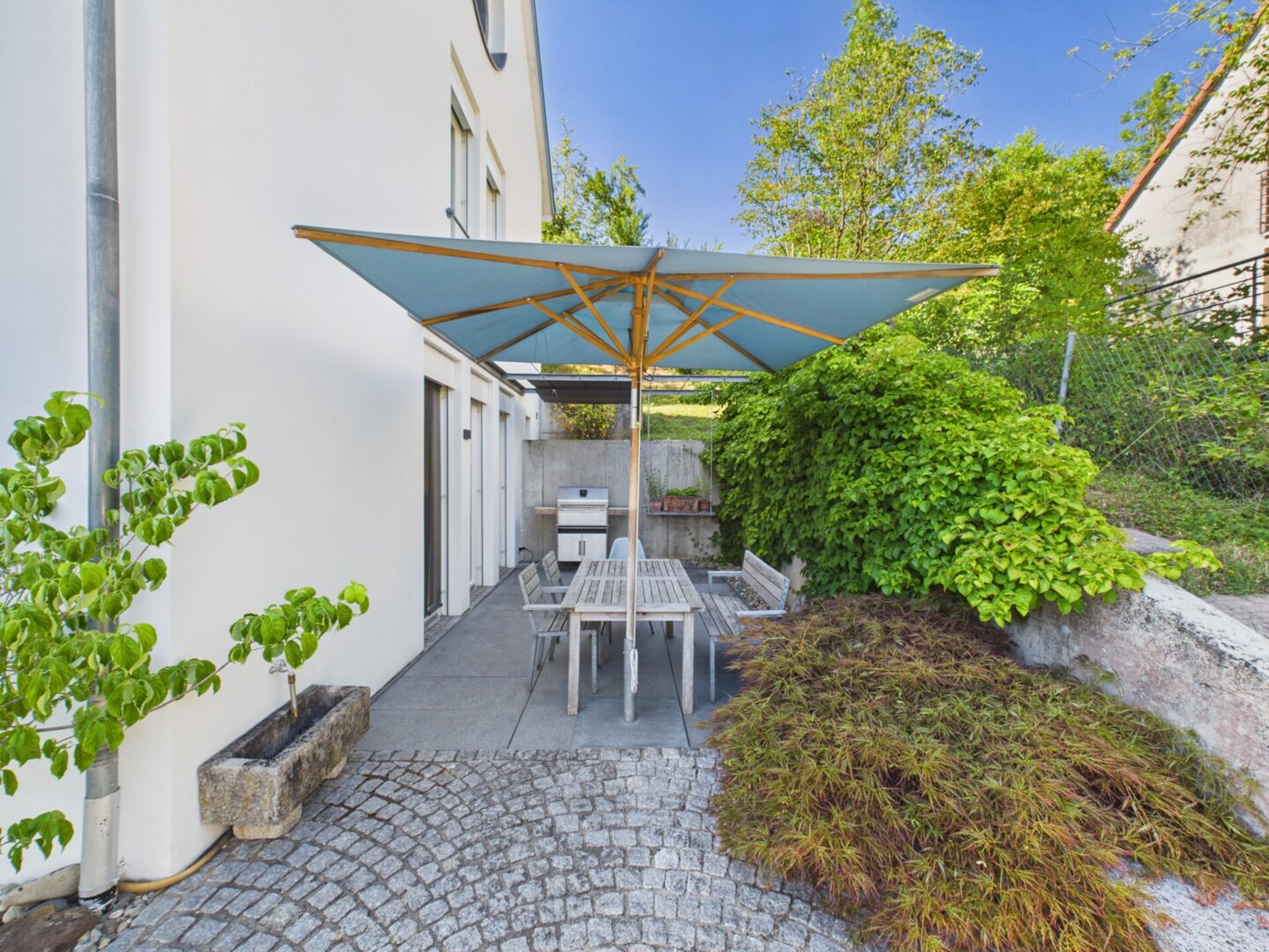 Angrenzende Terrasse von der Küche aus