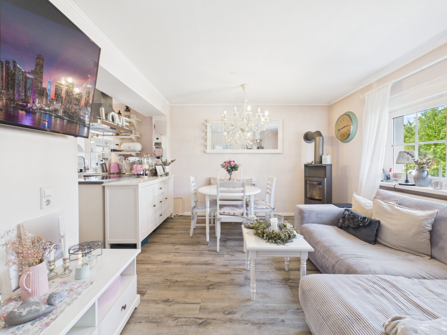 Wohnbereich in der Einliegerwohnung mit Schwedenofen