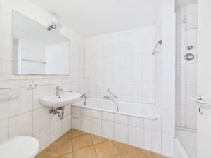 Bad mit Badewanne und Dusche
